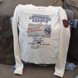 Size medium fits like a s or XS thick mesh too long. Sleeve Y2K outgrew so cute